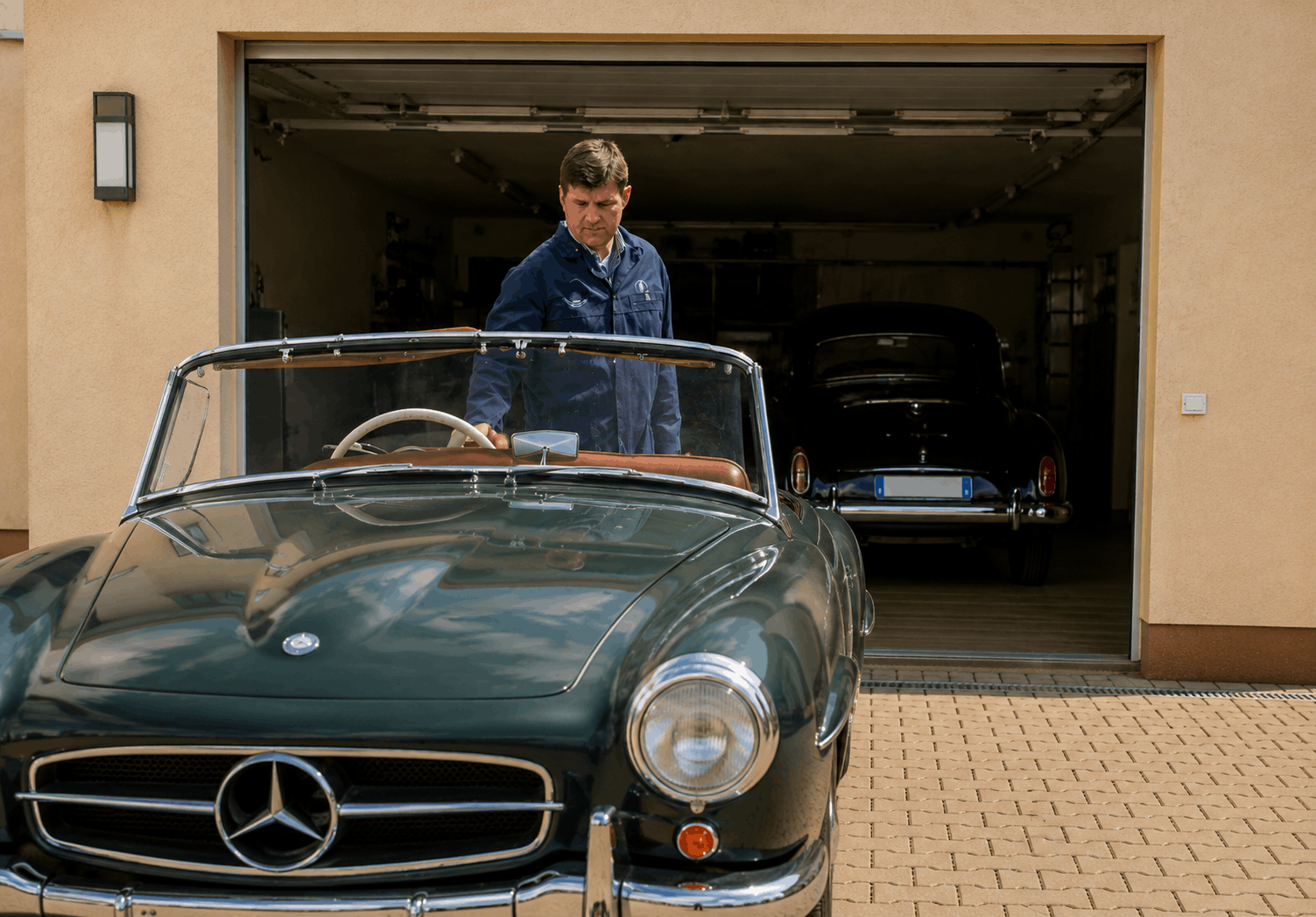 Michael Eckert begutachtet einen Oldtimer